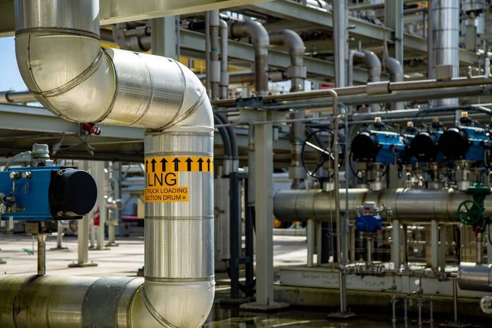 Process plant with columns, reactors and process piping